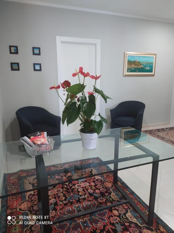 Prie De Mae Hotel Genoa Bagian luar foto